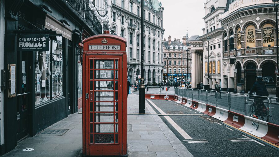 Ｅｎｇｌａｎｄ　街並み　レトロな電話ボックス