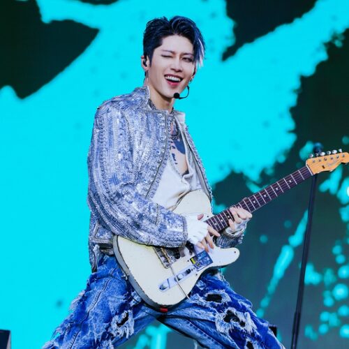 MIYAVI　ステージ上　ギター演奏中