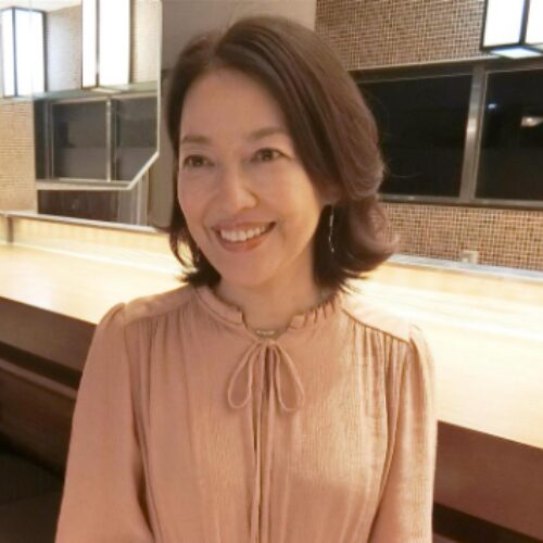 羽田美智子　アップ画像　笑顔　ベージュのブラウス