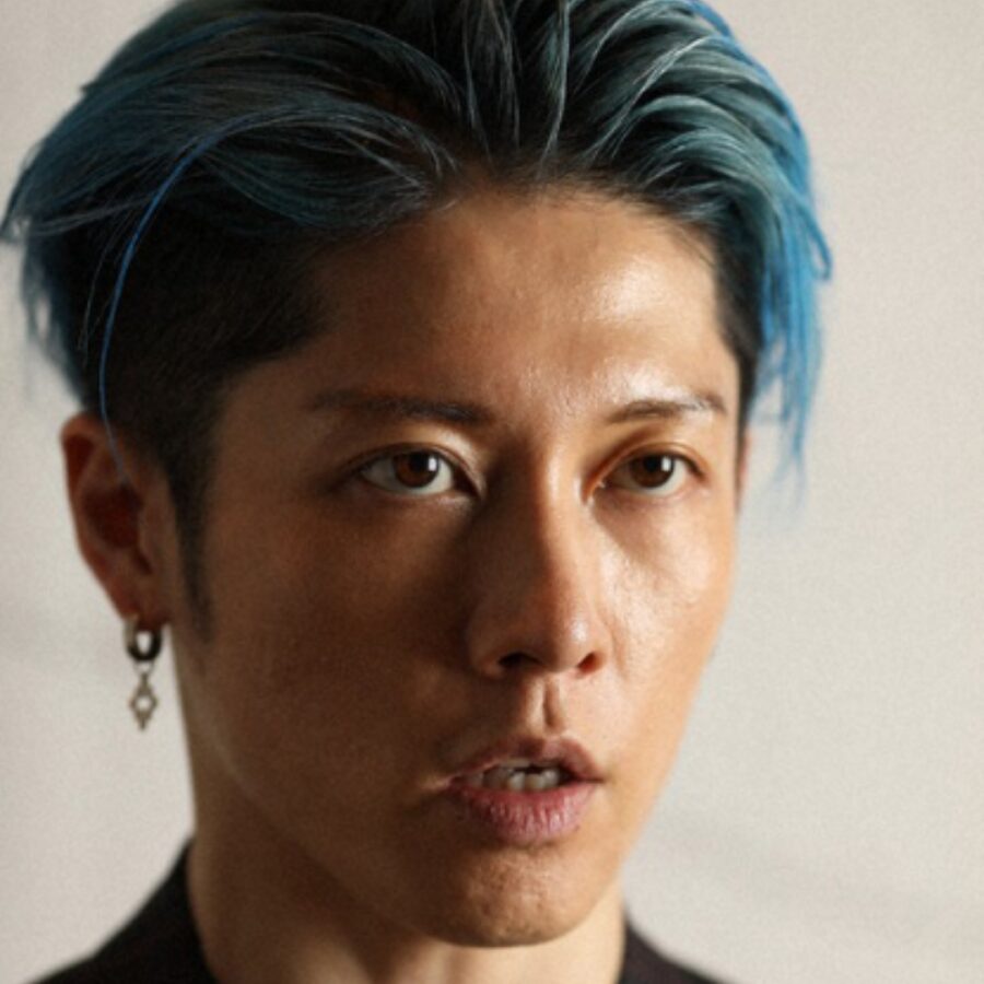 MIYAVI　顔画像　髪は青色