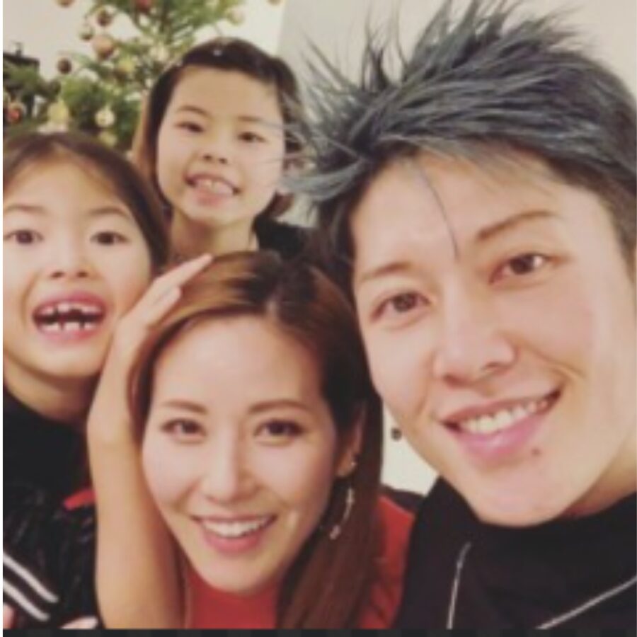 MIYAVI　家族写真　本人、妻と子供2人