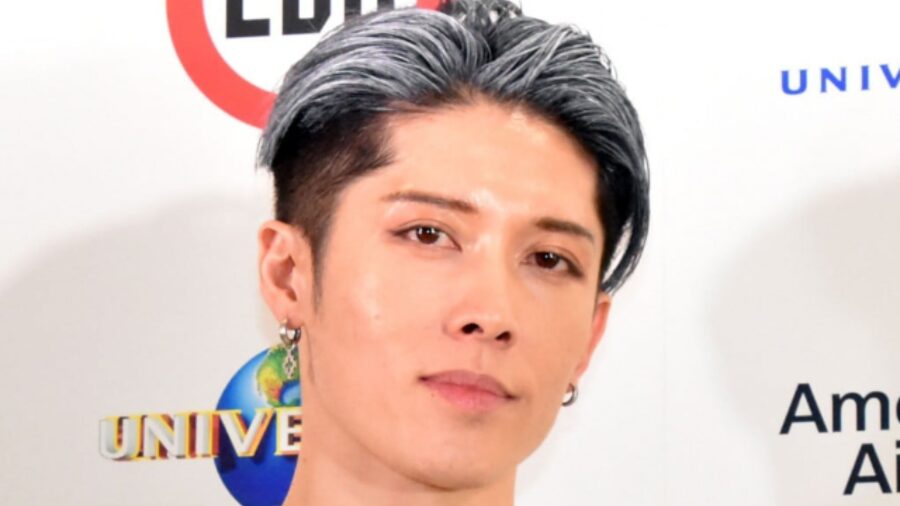 MIYAVI　顔画像　髪は白色